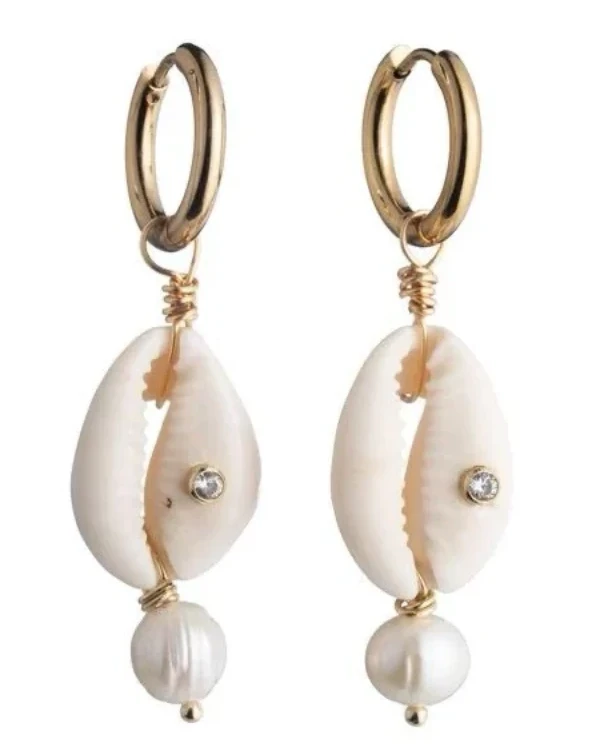 Aros dorados con detalles de perlas y caracoles, perfectos para looks boho